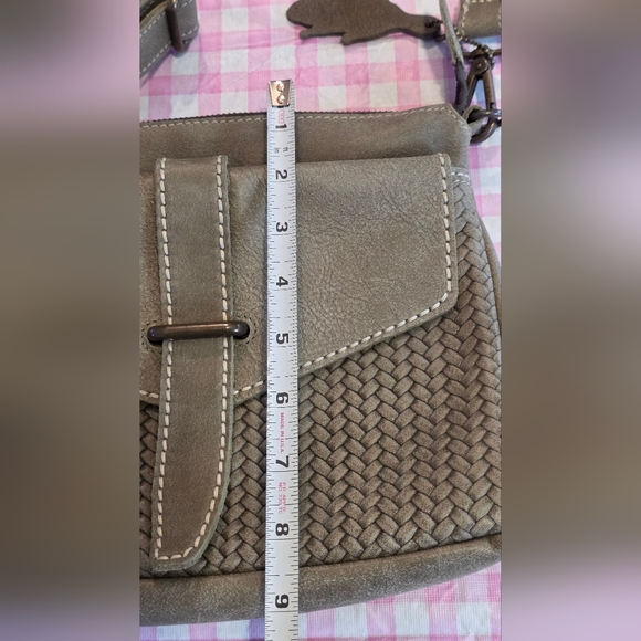 ROOTS Cross Saddle Tribe Crossbody, Hand-made In Canada Natural Italian Leather - Picture 6 of 16